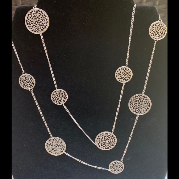 Silvertone necklace filigree circle flat disc,Marilyn Schiff collection.PreLoved - Picture 1 of 2